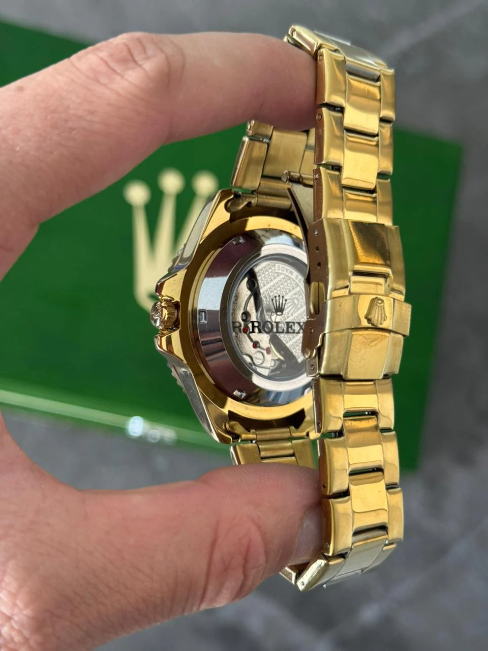 Reloj Dorado con Esfera Negra y Calendario | Estilo Luxury Clásico Premium