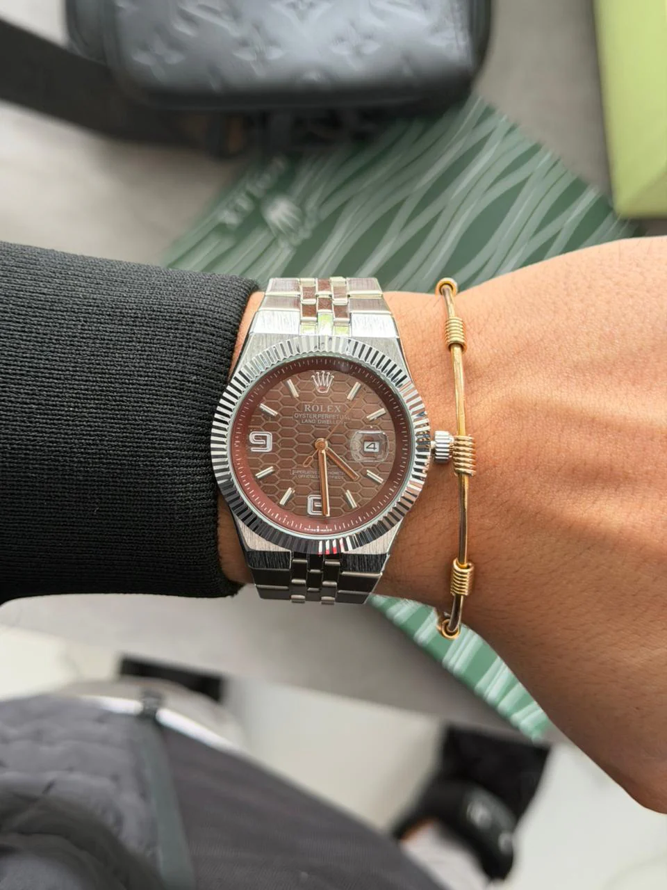 Reloj Plateado con Esfera Café | Estilo Elegante Moderno Premium