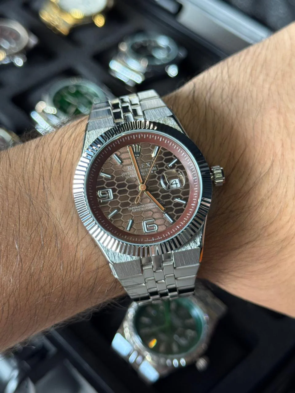 Reloj Plateado con Esfera Café | Estilo Elegante Moderno Premium