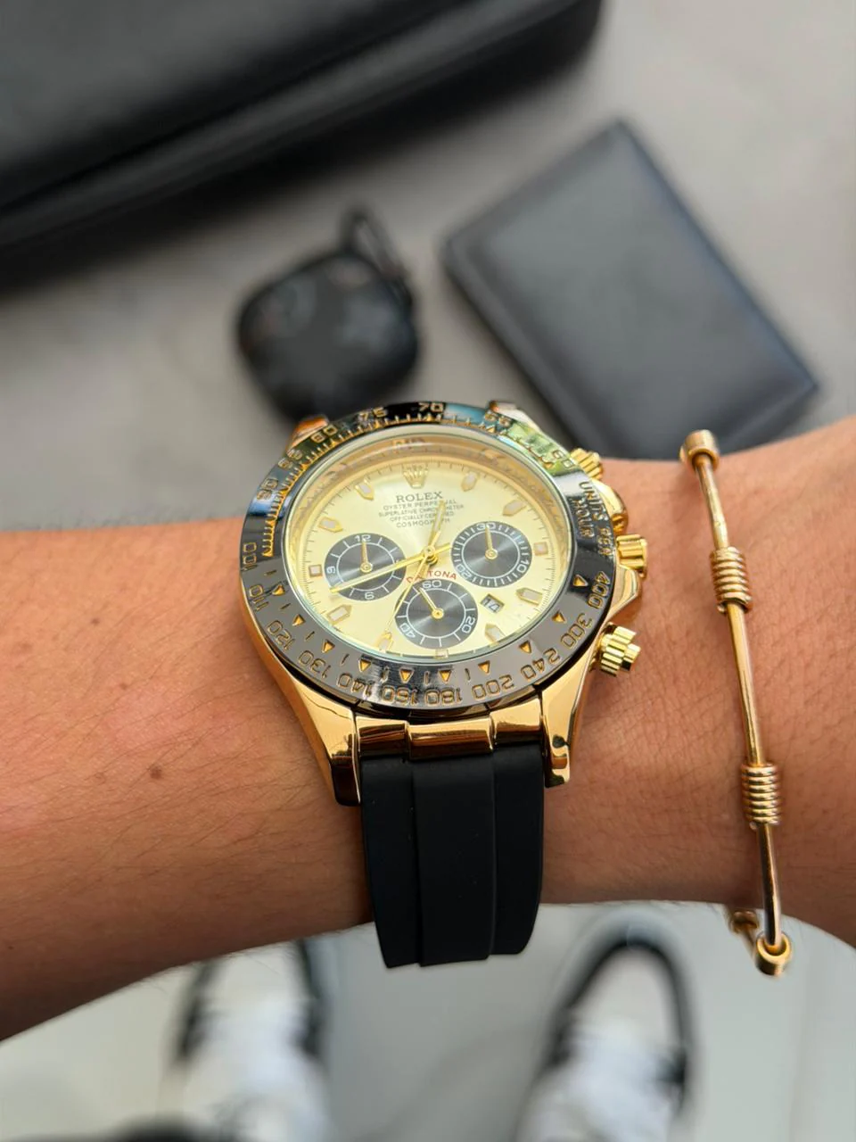 Reloj Deportivo con Correa Negra y Esfera Dorado Negro | Estilo Luxury Moderno