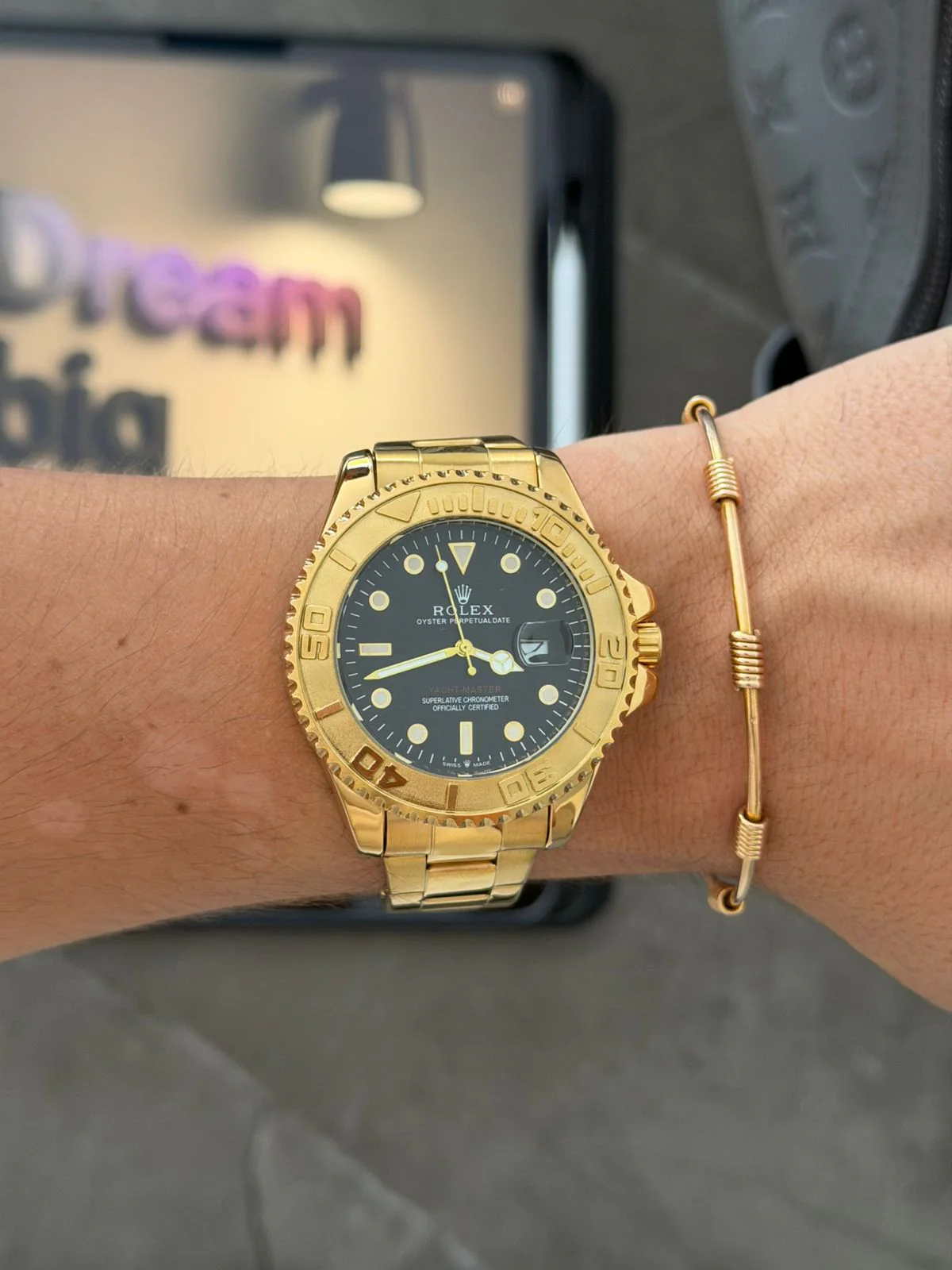 Reloj Dorado con Esfera Negra Estilo Master | Diseño Luxury Elegante Premium