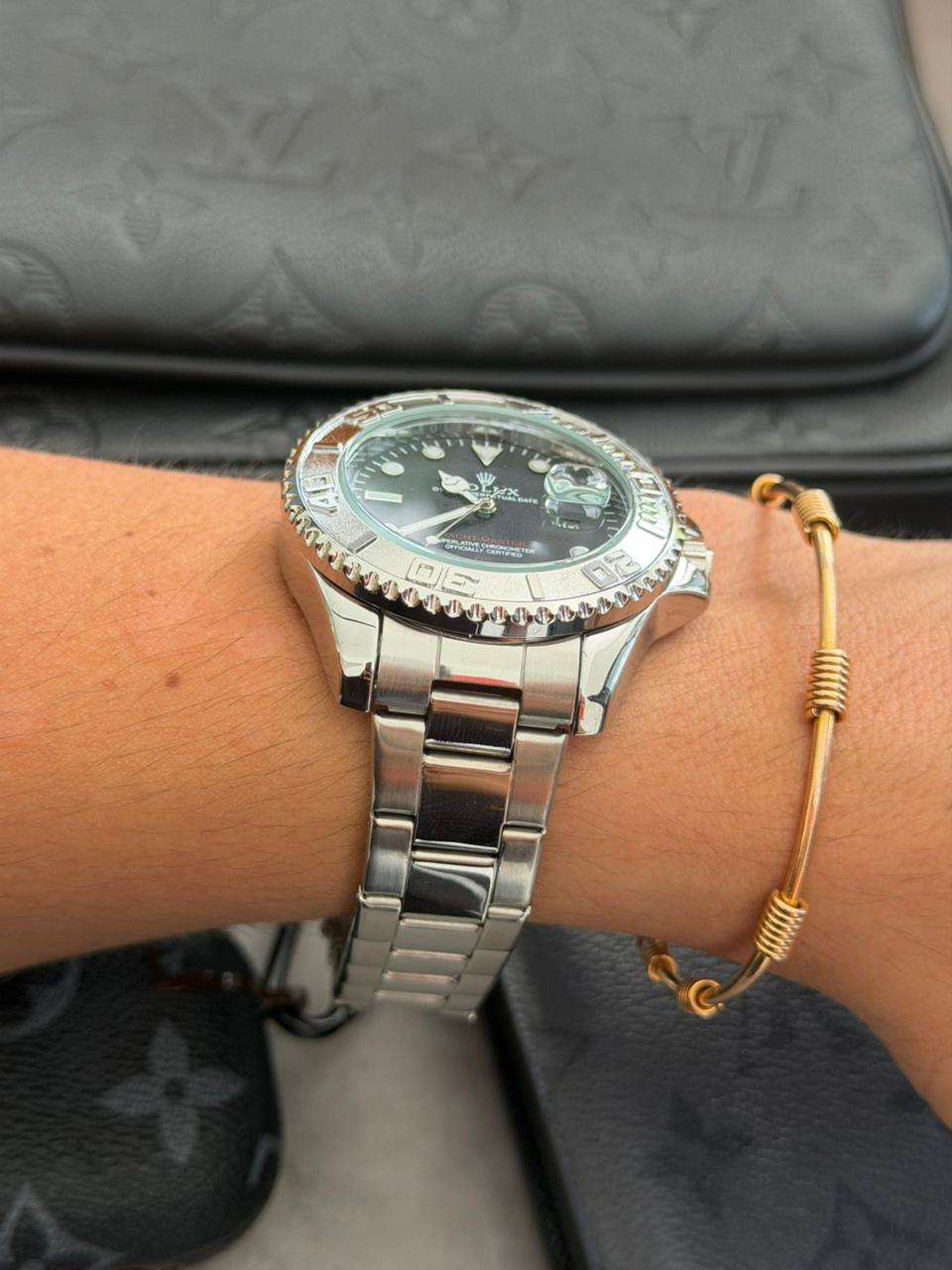 Reloj Plateado con Esfera Negra Estilo Master | Diseño Elegante y Versátil Premium