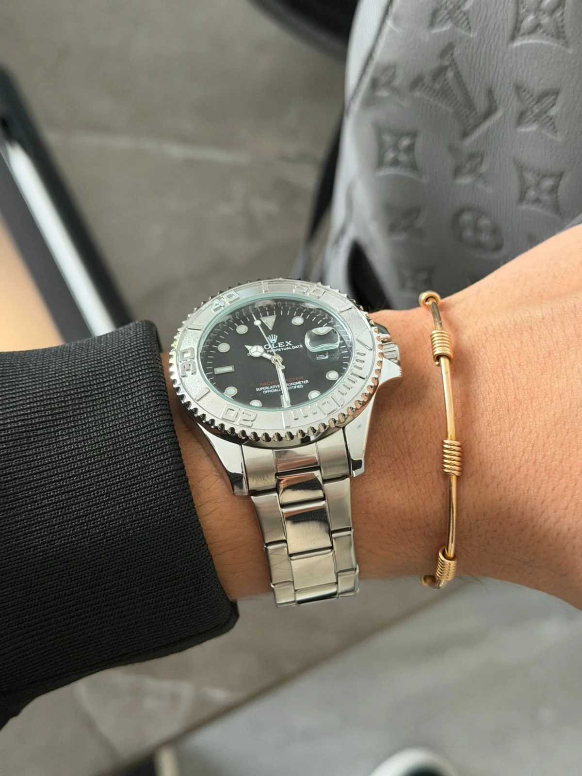 Reloj Plateado con Esfera Negra Estilo Master | Diseño Elegante y Versátil Premium